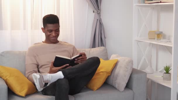 Buch Freizeit häusliche Lektüre zu Hause entspannter Mann — Stockvideo