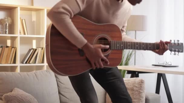 Κιθάρα ψυχαγωγική μουσική χόμπι άνθρωπος παίζει τραγούδι στο σπίτι — Αρχείο Βίντεο
