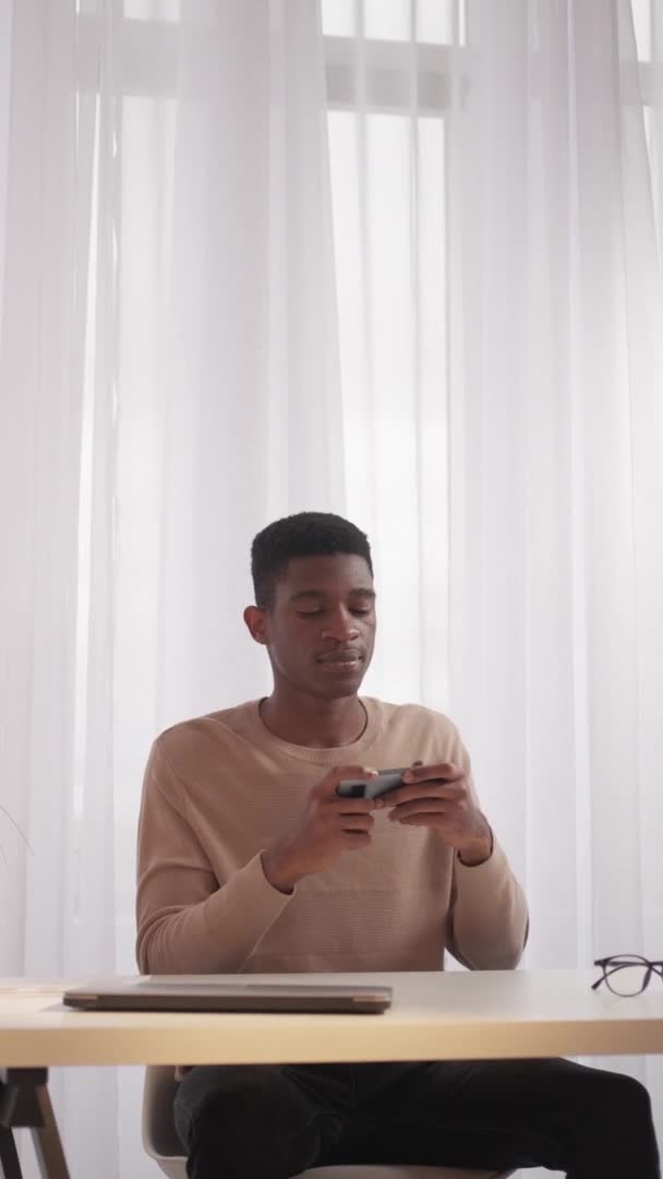 Mobilní hraní gadget volný čas muž hrát telefon — Stock video