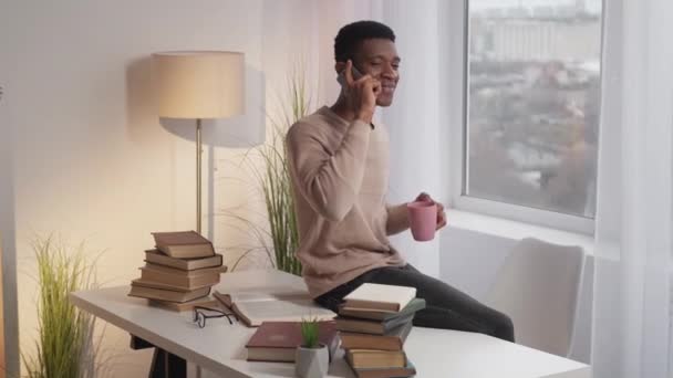 Mobile talk millennial lifestyle man phone home — Vídeo de Stock