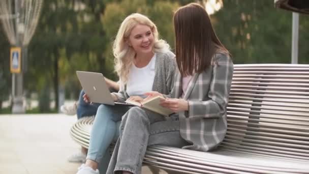 Estudiantes al aire libre estudiar juntos mujeres libro calle — Vídeos de Stock