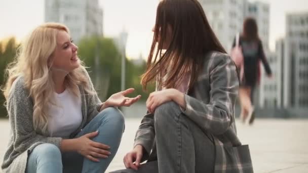 Vriendschap vrijetijdsbesteding gelukkig praten vrolijke vrouwen stad — Stockvideo