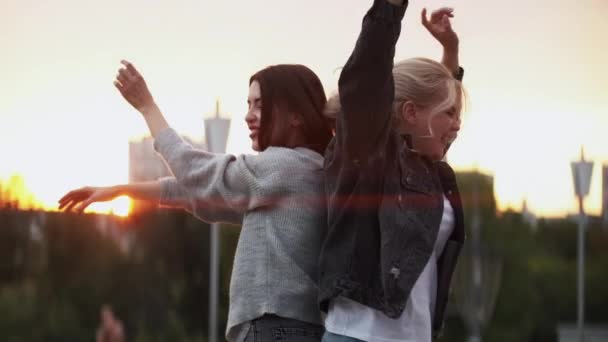 Друзья весело танцуют под открытым небом женщины города — стоковое видео