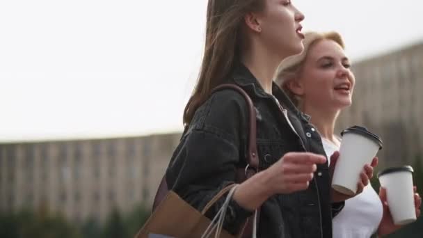 Друзі ходять містом дозвілля жінки кавова вулиця — стокове відео