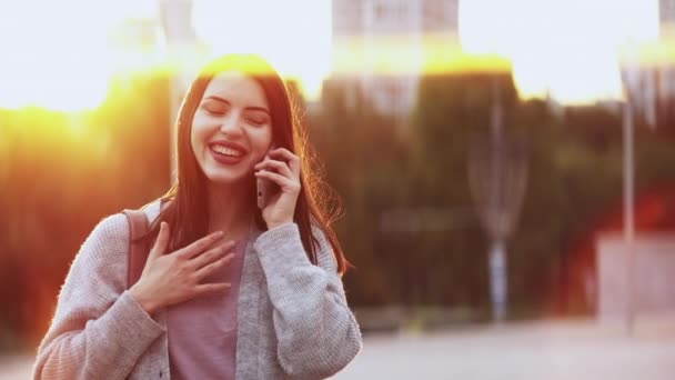 Appel téléphonique mobile communication femme ville ensoleillée — Video