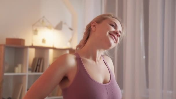 아침에는 운동성 생활을 하는 여자 가 집에서 운동을 한다 — 비디오