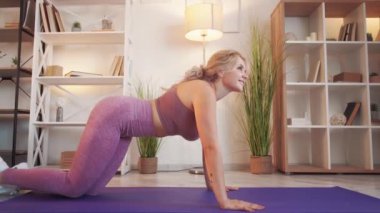 Kalça egzersizi aktif. Spor yapan ev kadını.