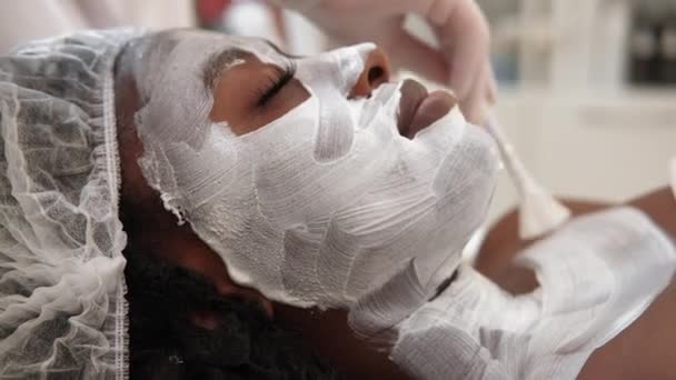 Tratamiento cosmético cara peeling máscara mujer salón — Vídeos de Stock