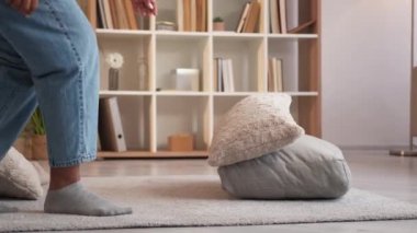 Evde dinlenin. Kadın yastıkları oturma odasında.