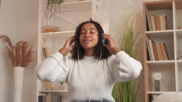 Жінка слухає музичну пісню дозвілля навушники додому — стокове відео