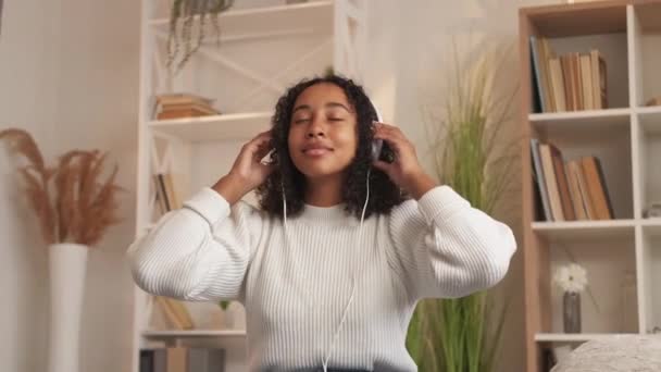 Mulher ouvindo música música fones de ouvido de lazer casa — Vídeo de Stock