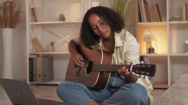 Гітарний курс інтернет-музика клас жінка навчається — стокове відео