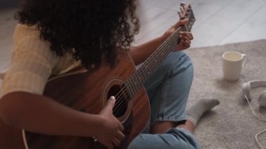 gitar akustik müzik çalıyor ev kadını