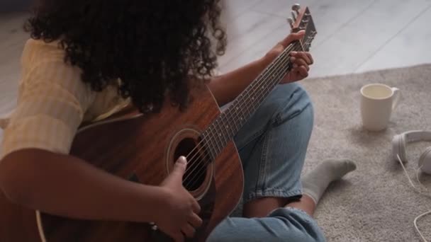 Gitaar spelen akoestische muziek home leisure vrouw — Stockvideo