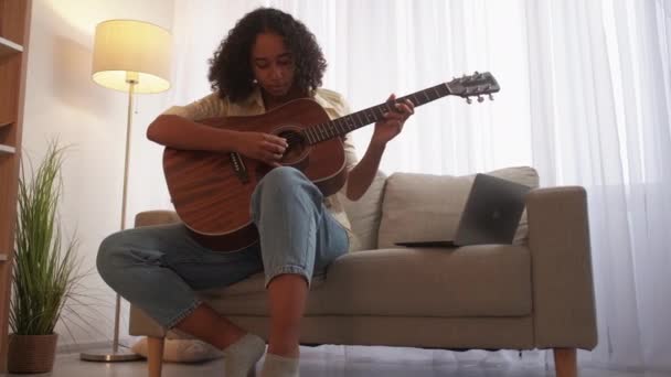 Gitaar performer muzikant lifestyle vrouw thuis — Stockvideo