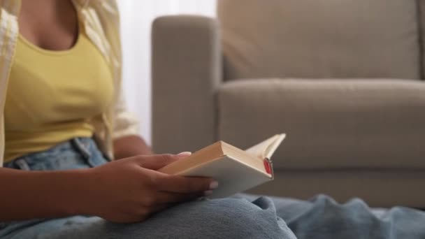 Книга знання література освіта жінка додому — стокове відео