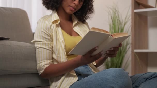 Книга дозвілля читання жінка вдома вихідні розслабляючий — стокове відео