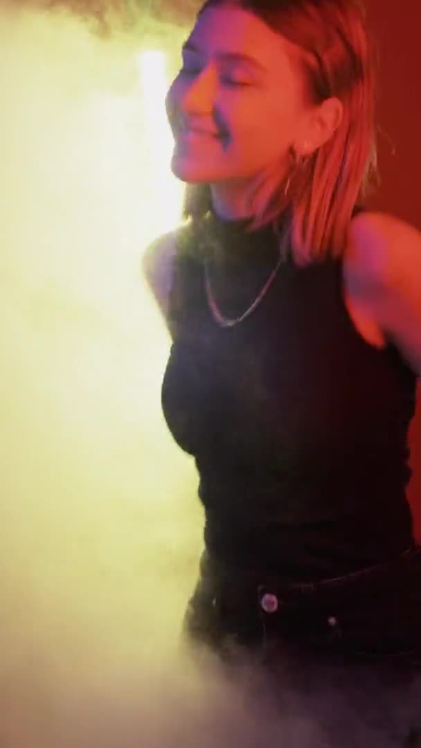 Nocny klub taniec dyskoteka wydarzenie kobieta neon światło — Wideo stockowe