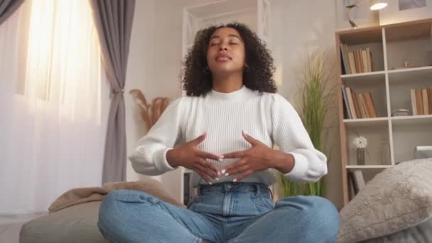 Dentro de casa meditação espiritual relaxar mulher ioga casa — Vídeo de Stock