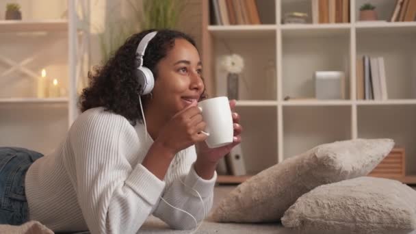 Przytulny relaks rano kawa kobieta odpoczynku piętro domu — Wideo stockowe