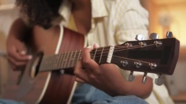Gitar sanatçısı kadın eli oynuyor.