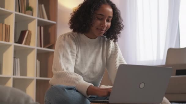 Internet zábava vzdálená práce online žena notebook domů — Stock video