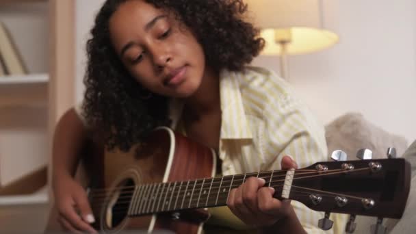 Vrouw gitarist muzikaal vrijetijdsbesteding spelen lied thuis — Stockvideo