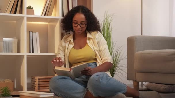Lezen vrouw home bibliotheek hobby boek woonkamer — Stockvideo