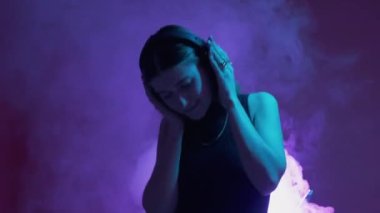 Müzik eğlence kablosuz kulaklıklı kadın neon