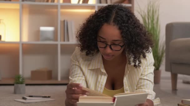 Czytanie książki studenckiej nauka kobieta nauka domu — Wideo stockowe