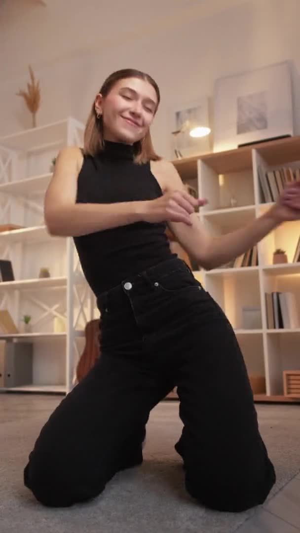 Śmieszne blogger social media taniec kobieta filmowanie — Wideo stockowe