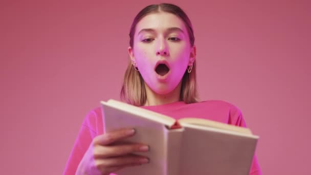 Книжковий фестиваль література реклама вражена жінка вау історія — стокове відео