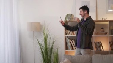 Telefon görüntülü konuşma internet iletişimi adamı