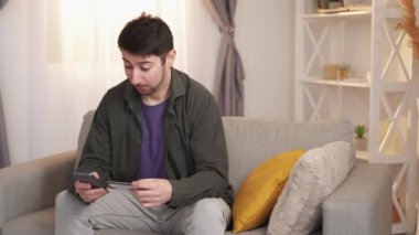 İnternet üzerinden alışveriş yapan ödemeci telefon kartı.
