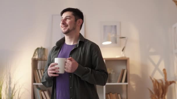 Café de la mañana buen humor hombre de ensueño taza acogedora casa — Vídeo de stock