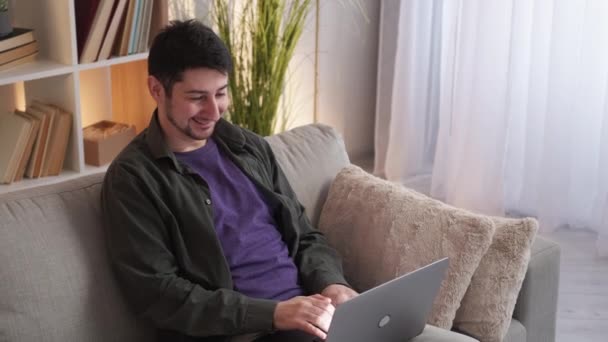 Chat online gadget divertente gioioso uomo laptop casa — Video Stock