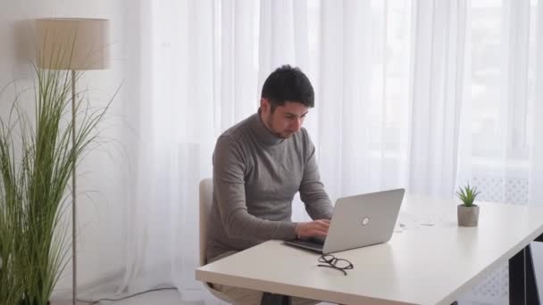 İş stresi aşırı yükleme Öfkeli adam başarısızlık ofisi — Stok video