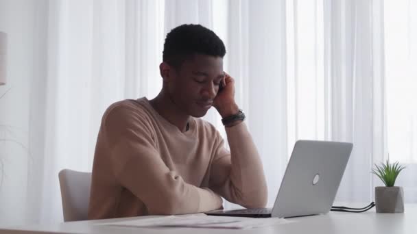 Fáradt diák unalmas munka férfi laptop alvás íróasztal — Stock videók