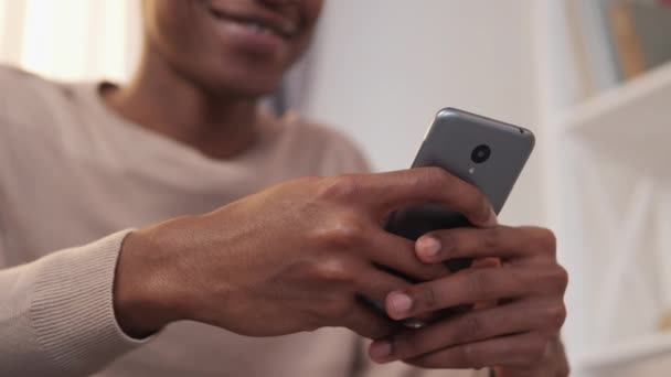 Mobiele app telefoon browsen man chatten vrije tijd — Stockvideo