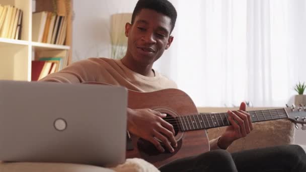 Онлайн музична школа вчитель гітари чоловік ноутбук додому — стокове відео