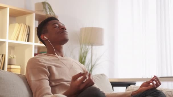 Home Meditation Yoga entspannen ruhigen Mann gemütliches Sofa — Stockvideo