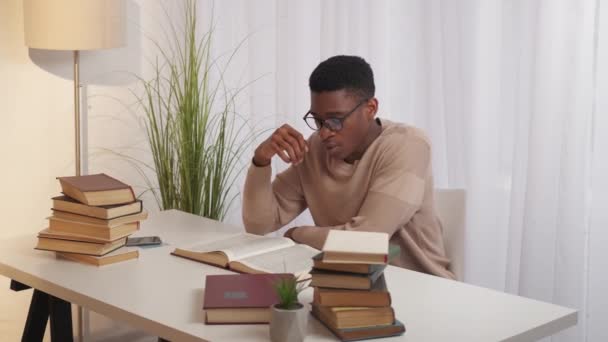Hard education study fatigue guy yawning books — Stock Video