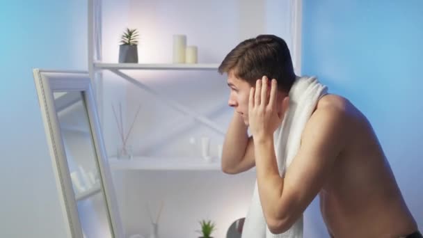 Πρωινή υγιεινή μπάνιο ρουτίνα funky άνθρωπος καθρέφτη — Αρχείο Βίντεο