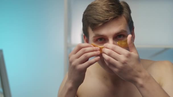 Oog patches man huidverzorging aantrekkelijk gezicht badkamer — Stockvideo