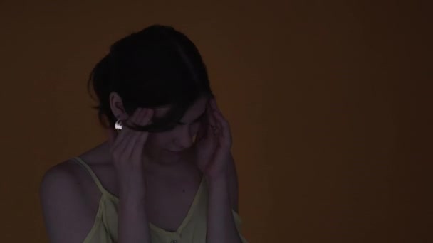 Головний біль біль ментальний стрес засмучена жінка неонове світло — стокове відео