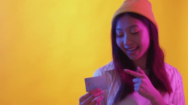 Кредитка реклама банківська служба жінка неонова — стокове відео