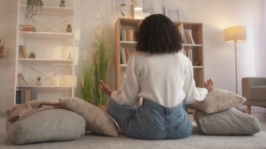 Meditasyon. Evde yoga. Nilüfer egzersizi.