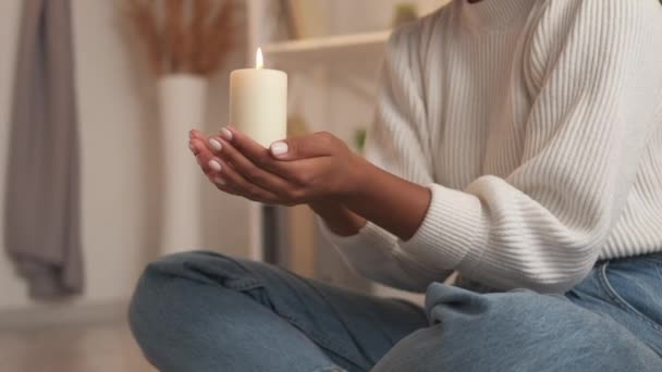 Santo día vela orando mujer manos llama luz — Vídeo de stock