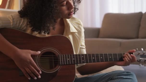 Musik üben Gitarre Freizeit Frau Akkorde zu Hause — Stockvideo