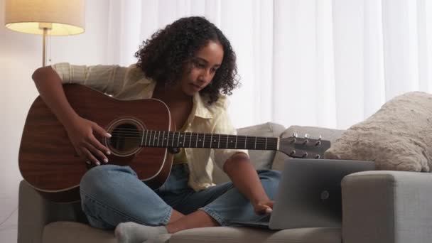 Online gitaar les muziek onderwijs vrouw laptop — Stockvideo